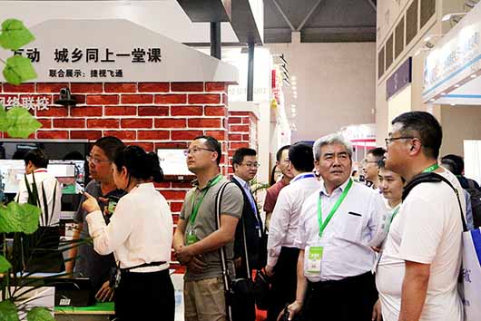利发国际app第76届教育装备展现场解读：用真正的“互动”让城乡学生同上一堂课